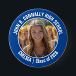 Blauwe cheerleader foto High School Spirit Ronde Button 7,6 Cm<br><div class="desc">Dit coole op maat gemaakte cheerleader-fotocadeau voor de middelbare school is voorzien van witte typografie van uw team en spelersnaam op een blauwe knop. Personaliseer je met de foto van je student en het schooljaar als een trotse cheerleading ouder. Een moeder en vader kunnen deze knoppen aan de concurrentie en...</div>