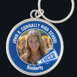 Blauwe cheerleader foto High School Spirit Sleutelhanger<br><div class="desc">Dit coole op maat gemaakte cheerleader-fotocadeau voor de middelbare school is voorzien van witte typografie van je team en spelersnaam op een blauwe sleutelhanger met een juichmegafoon. Personaliseer je met de foto van je student en het schooljaar als een trotse cheerleading ouder. Een leuk cadeau voor een papa of mama....</div>