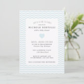 Blauwe Chevron Baby Shower Uitnodiging (Staand voorkant)