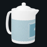 Blauwe Chevron met monogram Theepot<br><div class="desc">We hebben alle afbeeldingen die in dit ontwerp worden gebruikt aanpasbaar gelaten - U kunt er naar hartenlust mee spelen - Klik op de oranje knop 'Dit aanpassen' en markeer het afbeelding dat u wilt verwijderen, vergroten of verkleinen - veel plezier en geniet van deze preview van de 2013 Kleurtrends!...</div>