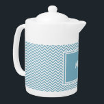 Blauwe Chevron met monogram Theepot<br><div class="desc">We hebben alle afbeeldingen die in dit ontwerp worden gebruikt aanpasbaar gelaten - U kunt er naar hartenlust mee spelen - Klik op de oranje knop 'Dit aanpassen' en markeer het afbeelding dat u wilt verwijderen, vergroten of verkleinen - veel plezier en geniet van deze preview van de 2013 Kleurtrends!...</div>