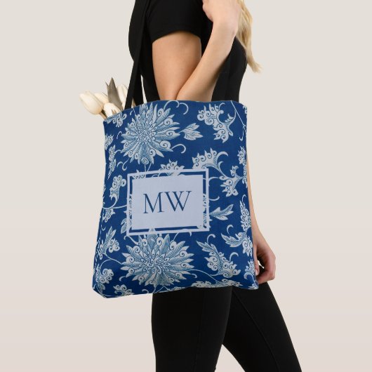 Blauwe Chinese Bloemstuk Aangepaste Monogram Schou Tote Bag (Dichtbij)
