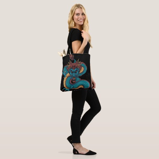 blauwe chinese draak tote bag (Op model)