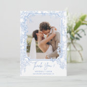 Blauwe Chinoiserie Toile de Jouy Trouwfoto Bedankkaart (Staand voorkant)