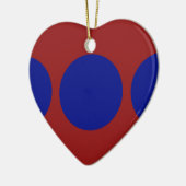 Blauwe cirkels op rood keramisch ornament (Links)