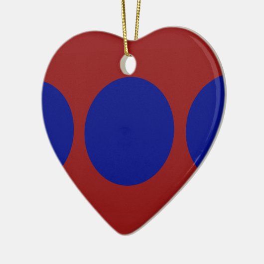 Blauwe cirkels op rood keramisch ornament (Links)