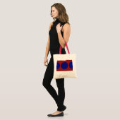 Blauwe cirkels op rood tote bag (Voorkant (model))
