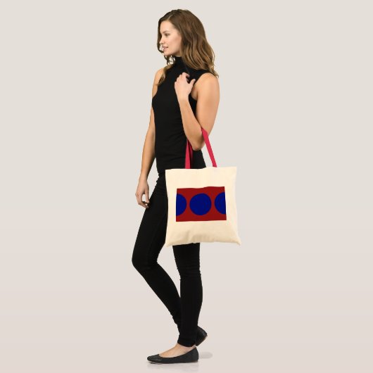Blauwe cirkels op rood tote bag (Voorkant (model))