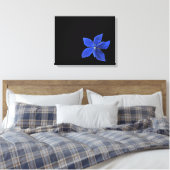 Blauwe Clematis op zwart omwikkeld canvas Afdruk (Insitu (Slaapkamer))