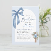 Blauwe Coquette Bow Bloemen Kruis Jongen Doop Foto Kaart (Staand voorkant)