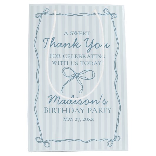 Blauwe Coquette Bow Pastel Gestreepte Verjaardagsg Medium Cadeauzakje (Voorkant)