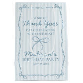 Blauwe Coquette Bow Pastel Gestreepte Verjaardagsg Medium Cadeauzakje (Achterkant)