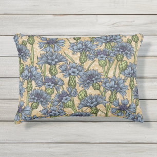 Blauwe cornbloemen, wilde bloemen op honnegeel buitenkussen