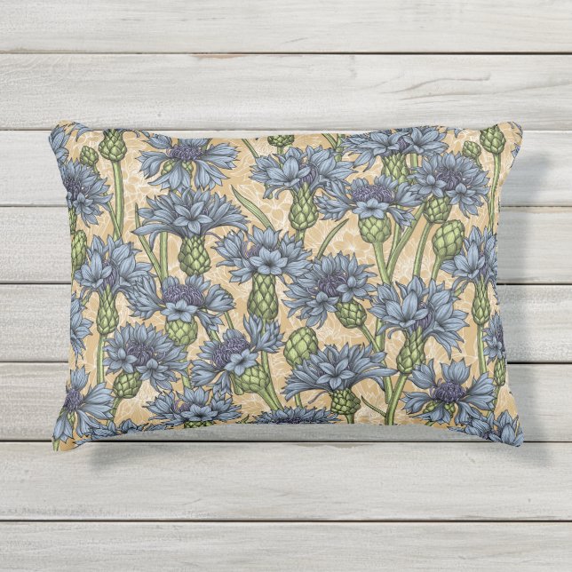 Blauwe cornbloemen, wilde bloemen op honnegeel buitenkussen (Voorkant)