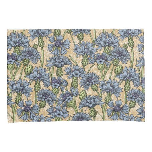 Blauwe cornbloemen, wilde bloemen op honnegeel kussensloop (Voorkant-Rechts)