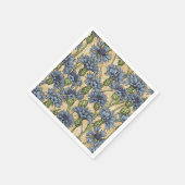 Blauwe cornbloemen, wilde bloemen op honnegeel servet (Hoek)