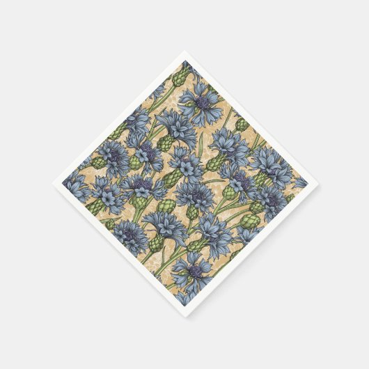 Blauwe cornbloemen, wilde bloemen op honnegeel servet (Hoek)