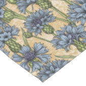 Blauwe cornbloemen, wilde bloemen op honnegeel tafelkleed (Gekanteld)