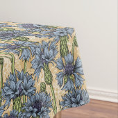 Blauwe cornbloemen, wilde bloemen op honnegeel tafelkleed (Voorbeeld)