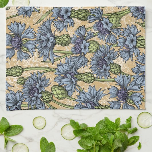 Blauwe cornbloemen, wilde bloemen op honnegeel theedoek (Gevouwen)