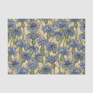 Blauwe cornbloemen, wilde bloemen op honnegeel tissuepapier