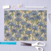 Blauwe cornbloemen, wilde bloemen op honnegeel tissuepapier (Craft)