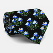 Blauwe Crocussen Zwarte Das (Opgerold)