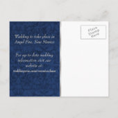 Blauwe damast en pauwenveer sparen de datum aankondigingskaart (Achterkant)