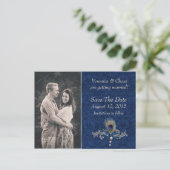 Blauwe damast en pauwenveer sparen de datum aankondigingskaart (Staand voorkant)