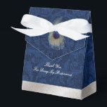 Blauwe Damast en Peacock Feather Wedding Gift Box Bedankdoosjes<br><div class="desc">Elegante huwelijksfeestgeschenkdoos in een blauw op blauw damast patroon,  met afbeeldingen van een zilveren toonband,  over de bodem en een pauwenveer,  op de flap. Personaliseer de lichtgrijze tekst om aan uw huwelijksbehoeften te voldoen. Perfecte finishing touch aan elk klein cadeau dat u uw bruiloft of gasten geeft.</div>