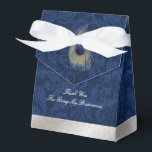 Blauwe Damast en Peacock Feather Wedding Gift Box Bedankdoosjes<br><div class="desc">Elegante huwelijksfeestgeschenkdoos in een blauw op blauw damast patroon,  met afbeeldingen van een zilveren toonband,  over de bodem en een pauwenveer,  op de flap. Personaliseer de lichtgrijze tekst om aan uw huwelijksbehoeften te voldoen. Perfecte finishing touch aan elk klein cadeau dat u uw bruiloft of gasten geeft.</div>
