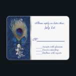 Blauwe Damast en Peacock Veer Bruiloft RSVP Kaartje<br><div class="desc">Chique pauwenveer bruiloft reactie RSVP-kaart, met mooie afbeeldingen van een zilveren toon bloeien aan de linkerkant met een kleurrijk oog van een pauwenveer en drie kleine pareltjes, tegen een blauwe damast achtergrond. Het rechterdeel van de kaart is uitgevoerd in wit, met blauwe aangepaste tekst klaar om te personaliseren voor uw...</div>