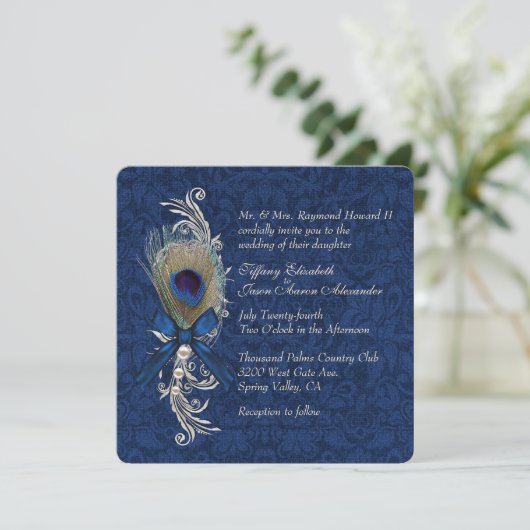 Blauwe Damast en Peacock Veer Bruiloft Uitnodiging (Staand voorkant)