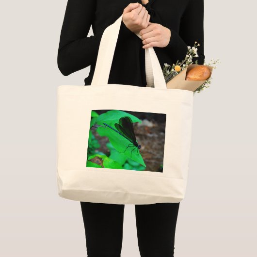 Blauwe Damselfly op een groen blad. Grote Tote Bag (Voorkant (product))
