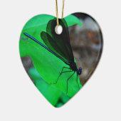Blauwe Damselfly op een groen blad. Keramisch Ornament (Links)