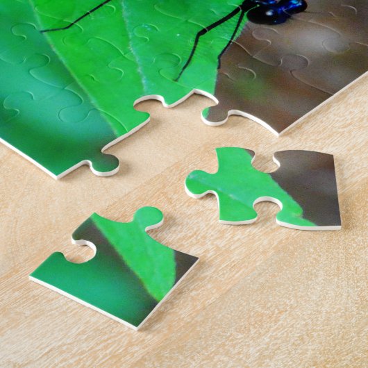 Blauwe Damselfly op een groen blad. Legpuzzel (Zijkant)