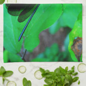 Blauwe Damselfly op een groen blad. Theedoek (Gevouwen)