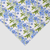 Blauwe delphinium bloemen op wit tissuepapier (Detail)