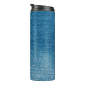 Blauwe denim jeans textuur dicht bij elkaar. Blauw Thermosbeker (Geroteerd rechts)
