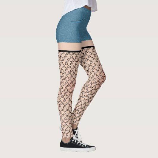 Blauwe denim shorts & houndstooth kousen leggings (Rechts)