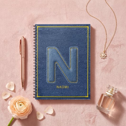 Blauwe denim textuur gele steek monogram N Notitieboek