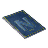 Blauwe denim textuur gele steek monogram N Notitieboek (Rechterzijde)