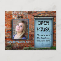 Blauwe deur bakstenen muur open huis
