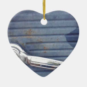 blauwe deur, zilverhandje keramisch ornament