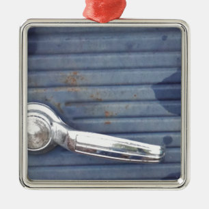 blauwe deur, zilverhandje metalen ornament