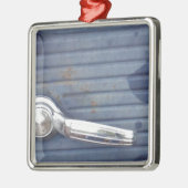  blauwe deur, zilverhandje metalen ornament (Links)