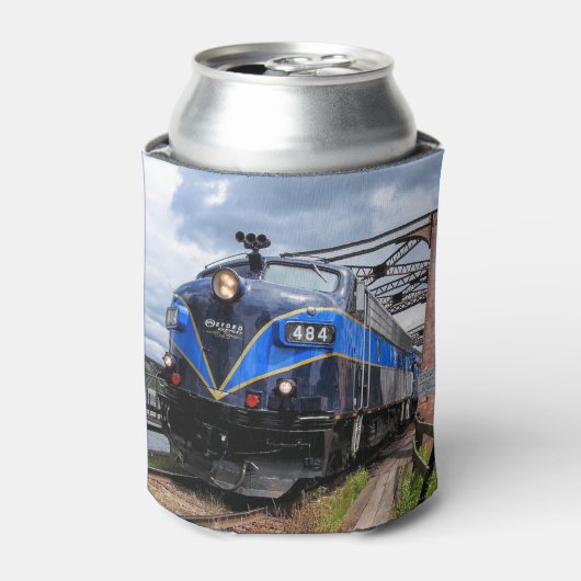 Blauwe dieselmotor locomotief op Bridge Railfan Ca Blikjeskoeler (Blikje Voorkant)