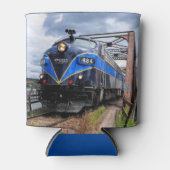 Blauwe dieselmotor locomotief op Bridge Railfan Ca Blikjeskoeler (Voorkant)