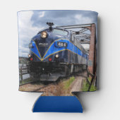 Blauwe dieselmotor locomotief op Bridge Railfan Ca Blikjeskoeler (Achterkant)