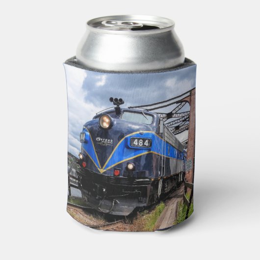 Blauwe dieselmotor locomotief op Bridge Railfan Ca Blikjeskoeler (Blikje Achterkant)